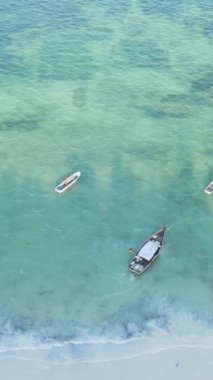 Tanzanya - okyanusun Zanzibar kıyısındaki dikey videosu, yavaş çekim