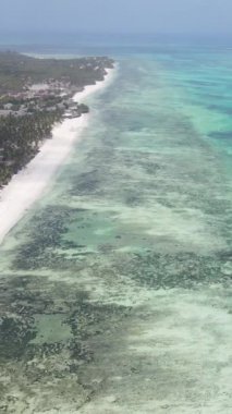 Tanzanya - okyanusun Zanzibar kıyısındaki dikey videosu, yavaş çekim
