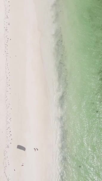 Tanzânia - vídeo vertical do oceano perto da costa de Zanzibar, câmera lenta — Vídeo de Stock