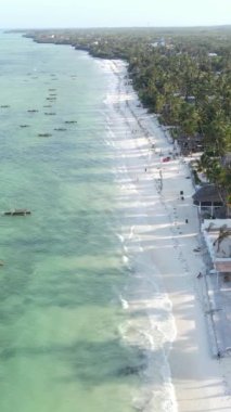 Tanzanya - okyanusun Zanzibar kıyısındaki dikey videosu, yavaş çekim