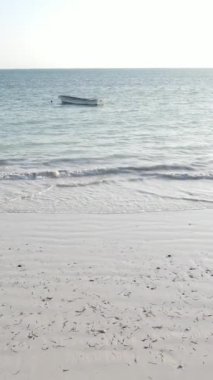 Tanzanya - okyanusun Zanzibar kıyısındaki dikey videosu, yavaş çekim