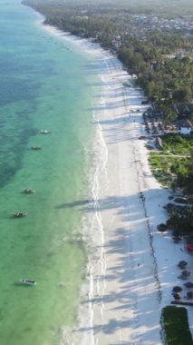 Tanzanya - okyanusun Zanzibar kıyısındaki dikey videosu, yavaş çekim