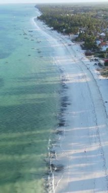 Tanzanya - okyanusun Zanzibar kıyısındaki dikey videosu, yavaş çekim