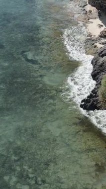 Tanzanya - okyanusun Zanzibar kıyısındaki dikey videosu, yavaş çekim