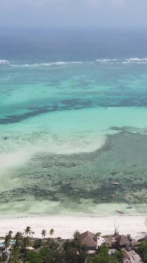 Tanzanya - okyanusun Zanzibar kıyısındaki dikey videosu, yavaş çekim