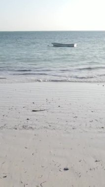 Tanzanya - okyanusun Zanzibar kıyısındaki dikey videosu, yavaş çekim