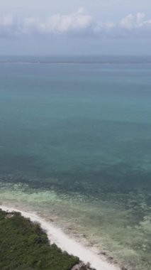 Tanzanya - okyanusun Zanzibar kıyısındaki dikey videosu, yavaş çekim