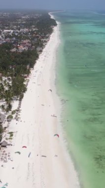 Tanzanya - okyanusun Zanzibar kıyısındaki dikey videosu, yavaş çekim