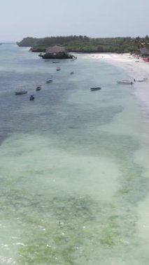 Tanzanya - okyanusun Zanzibar kıyısındaki dikey videosu, yavaş çekim