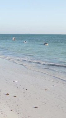 Tanzanya - okyanusun Zanzibar kıyısındaki dikey videosu, yavaş çekim