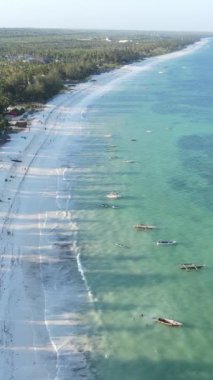 Tanzanya - okyanusun Zanzibar kıyısındaki dikey videosu, yavaş çekim