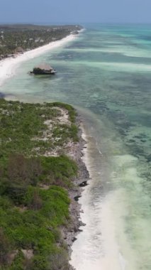 Tanzanya - okyanusun Zanzibar kıyısındaki dikey videosu, yavaş çekim