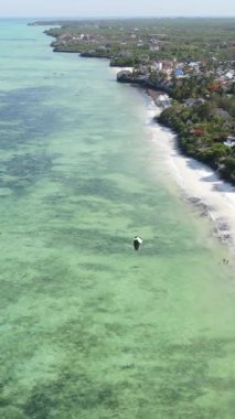 Tanzanya - okyanusun Zanzibar kıyısındaki dikey videosu, yavaş çekim
