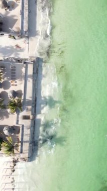 Tanzanya - okyanusun Zanzibar kıyısındaki dikey videosu, yavaş çekim
