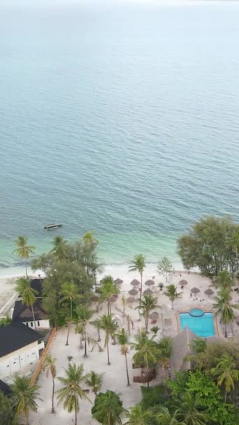 Tanzania - vertikal video av havet nära kusten i Zanzibar, slow motion — Stockvideo