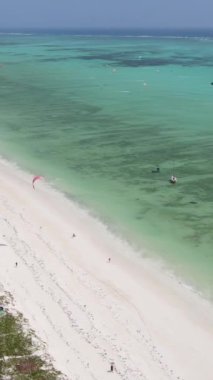 Tanzanya - okyanusun Zanzibar kıyısındaki dikey videosu, yavaş çekim