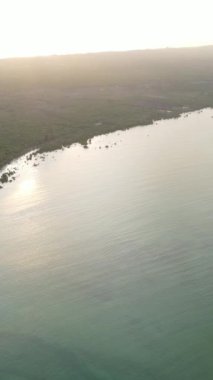 Tanzanya - okyanusun Zanzibar kıyısındaki dikey videosu, yavaş çekim