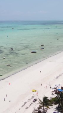 Tanzanya - okyanusun Zanzibar kıyısındaki dikey videosu, yavaş çekim