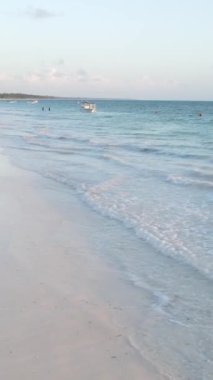 Tanzanya - okyanusun Zanzibar kıyısındaki dikey videosu, yavaş çekim