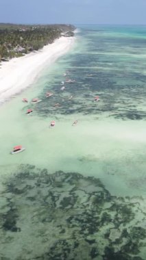 Tanzanya - okyanusun Zanzibar kıyısındaki dikey videosu, yavaş çekim