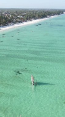Tanzanya - okyanusun Zanzibar kıyısındaki dikey videosu, yavaş çekim