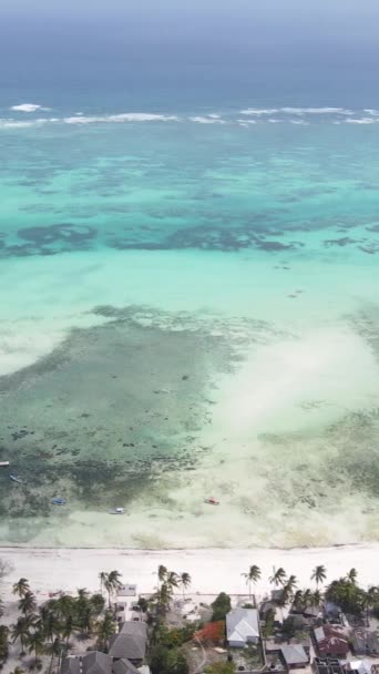 Tanzânia - vídeo vertical do oceano perto da costa de Zanzibar, câmera lenta — Vídeo de Stock