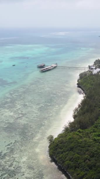 Tanzânia - vídeo vertical do oceano perto da costa de Zanzibar, câmera lenta — Vídeo de Stock