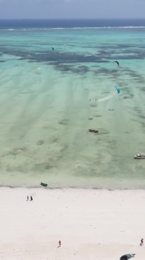 Tanzanya 'nın Zanzibar adasındaki kumsalın dikey videosu.