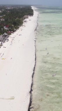 Tanzanya 'nın Zanzibar adasındaki kumsalın dikey videosu.