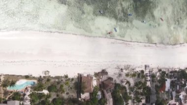 Tanzanya 'nın Zanzibar adasındaki kumsalın dikey videosu.