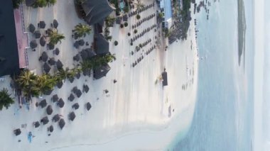 Tanzanya 'nın Zanzibar adasındaki kumsalın dikey videosu.