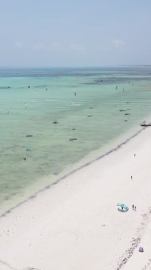 Tanzanya 'nın Zanzibar adasındaki kumsalın dikey videosu.