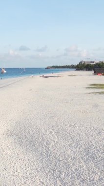 Tanzanya 'nın Zanzibar adasındaki kumsalın dikey videosu.