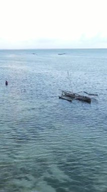 Zanzibar, Tanzanya kıyısı yakınlarındaki okyanusta dikey video tekneleri.