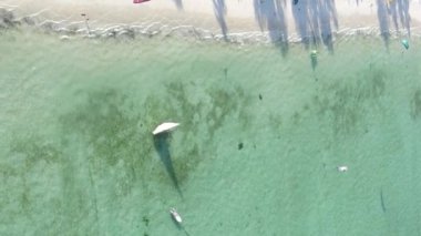 Zanzibar, Tanzanya kıyısı yakınlarındaki okyanusta dikey video tekneleri.