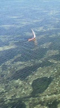 Zanzibar, Tanzanya kıyısı yakınlarındaki okyanusta dikey video tekneleri.