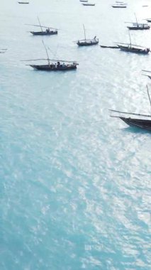 Zanzibar, Tanzanya kıyısı yakınlarındaki okyanusta dikey video tekneleri.