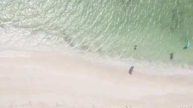 Zanzibar, Tanzanya kıyısı yakınlarındaki okyanusta dikey video tekneleri.