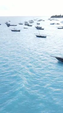 Zanzibar, Tanzanya kıyısı yakınlarındaki okyanusta dikey video tekneleri.