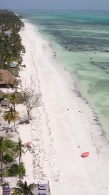 Zanzibar, Tanzanya kıyısı yakınlarındaki okyanusta dikey video tekneleri.