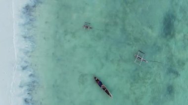 Zanzibar, Tanzanya kıyısı yakınlarındaki okyanusta dikey video tekneleri.