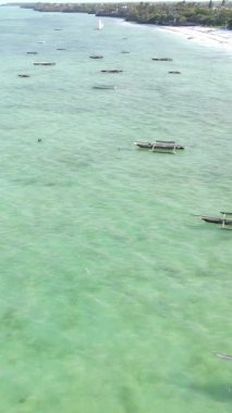 Zanzibar, Tanzanya kıyısı yakınlarındaki okyanusta dikey video tekneleri.