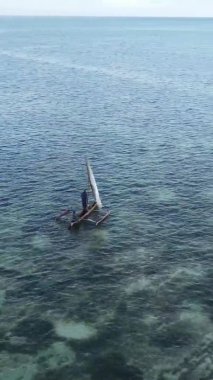 Zanzibar, Tanzanya kıyısı yakınlarındaki okyanusta dikey video tekneleri.