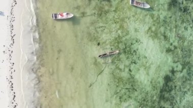 Zanzibar, Tanzanya kıyısı yakınlarındaki okyanusta dikey video tekneleri.