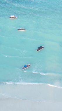 Zanzibar, Tanzanya kıyısı yakınlarındaki okyanusta dikey video tekneleri.