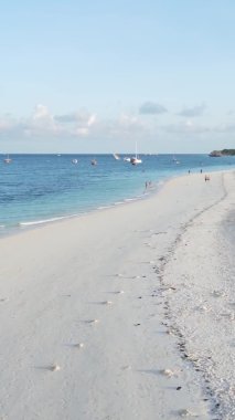 Zanzibar, Tanzanya kıyısı yakınlarındaki okyanusta dikey video tekneleri.