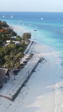 Zanzibar, Tanzanya kıyısı yakınlarındaki okyanusta dikey video tekneleri.