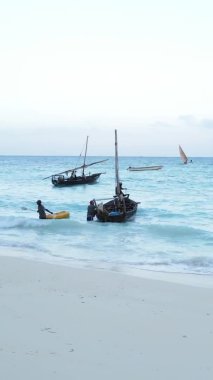 Zanzibar, Tanzanya kıyısı yakınlarındaki okyanusta dikey video tekneleri.