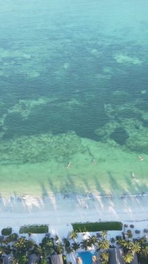 Zanzibar, Tanzanya kıyısı yakınlarındaki okyanusta dikey video tekneleri.