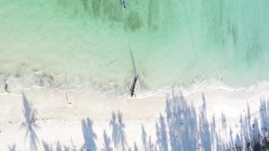 Zanzibar, Tanzanya kıyısı yakınlarındaki okyanusta dikey video tekneleri.